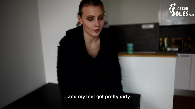 Czech Soles - foot fetish content: เท้าของ Sofie สกปรกมากเพราะเดินเท้าเปล่า
