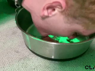 Gioca con la bambola e piscio