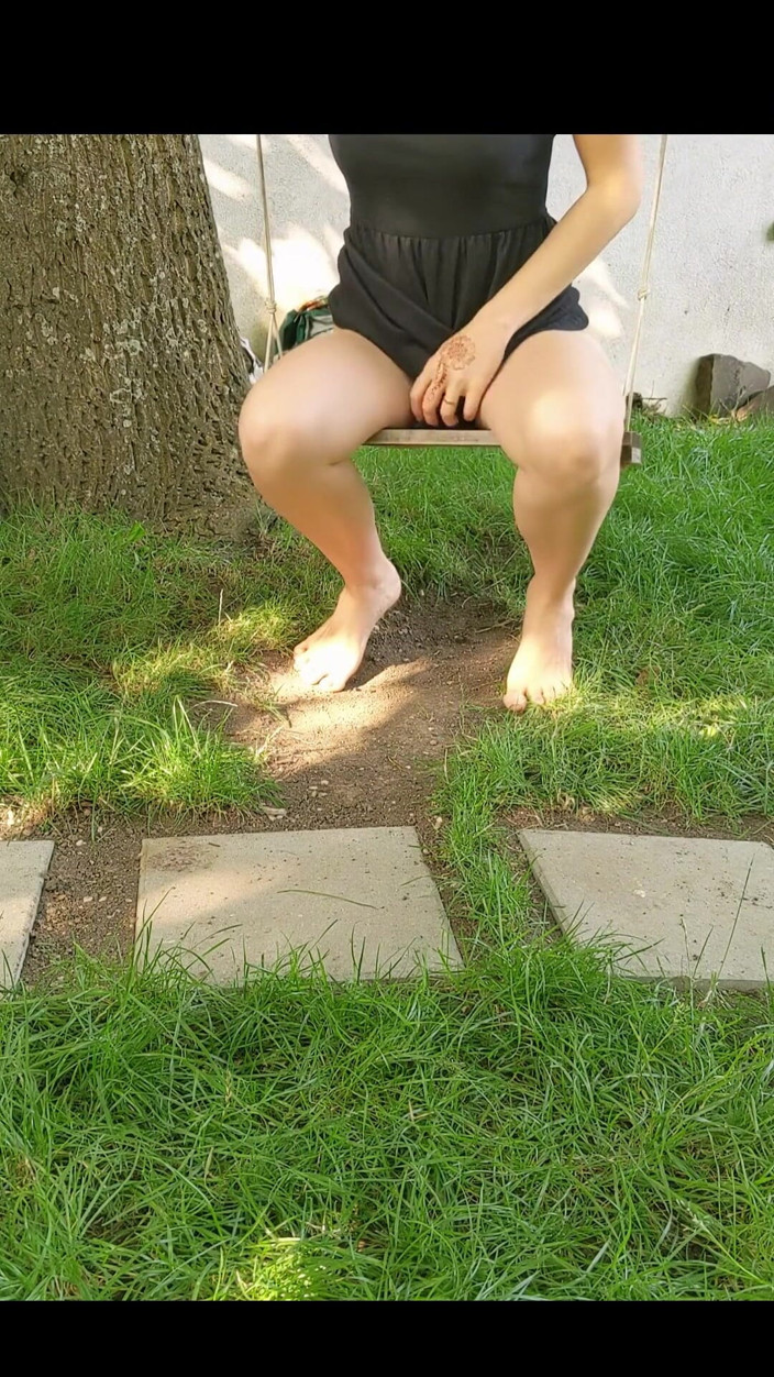 Lilux69: Čůrání na swing swings Mají pro mě kouzelnou přitažlivost