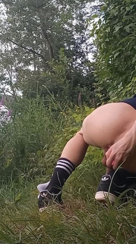 Twink Jon Arteen enfia um vibrador multi-bolas em seu cu virgem garoto, mas é pego por homens que acham que gays estão fodendo ao ar livre