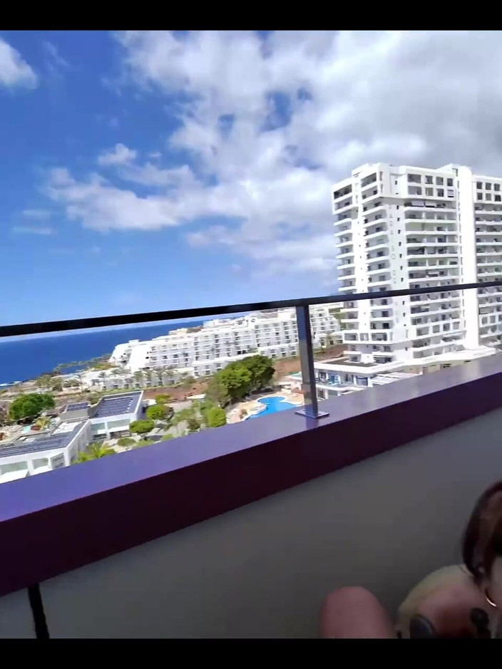 Only Owain: Nyepong kontol di balkon yang langsing