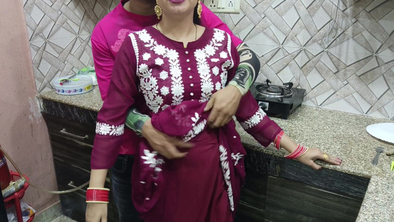 Hornycouple149: Indian desi milf scopata duro dal suo devar in cucina...