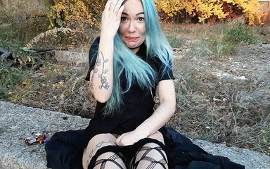 Blowjobs Alice: Naštvaná nevlastní dcera mého šéfa čůráka do krku