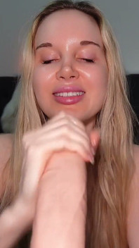 Utilisation Gratuite D’une Salope Soumise, Branlette, Éjaculation Faciale - Sofie Skye
