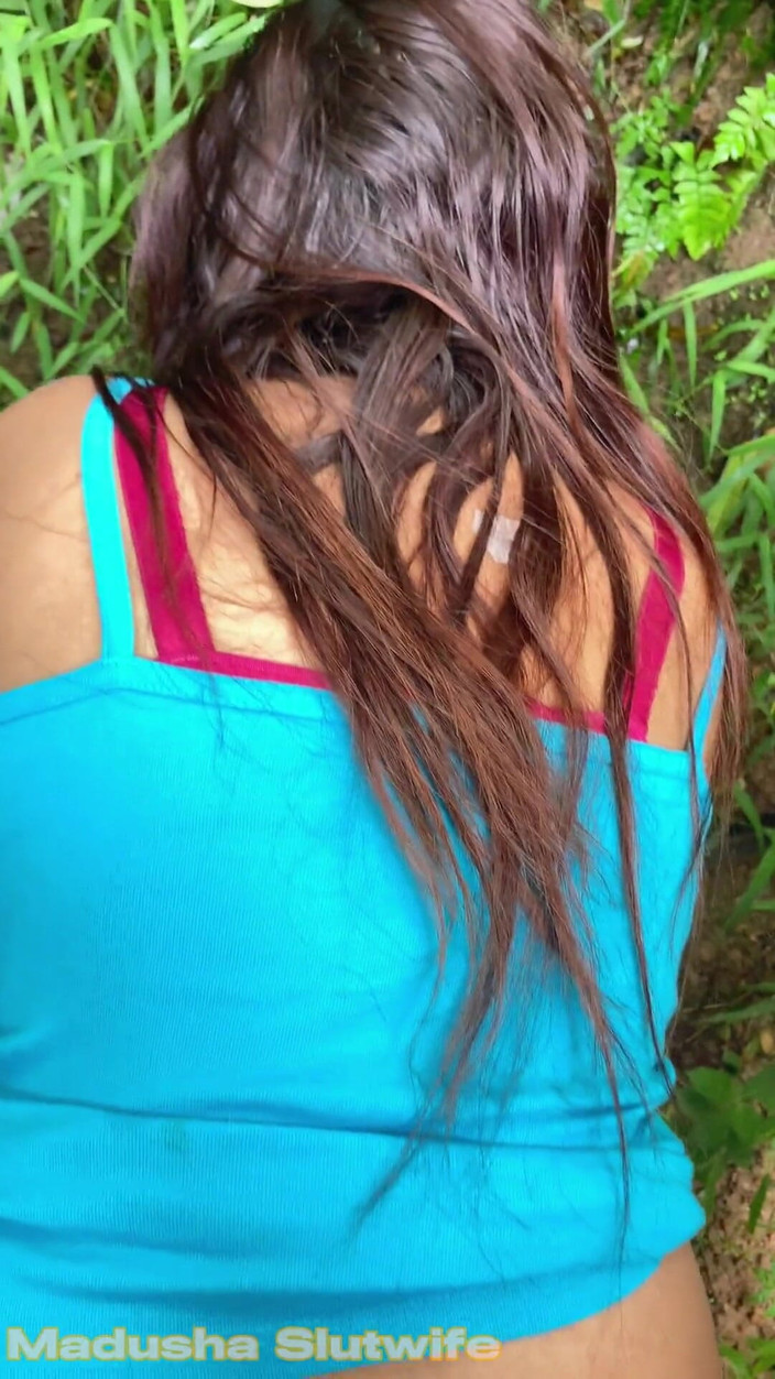 Tiyana: Blowjob luar pada Lutut