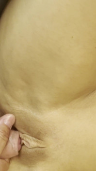 Mamă sexy ia la prelucrat jucăria și pula împreună