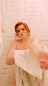 Abigaiil morris con tette enormi e culo enorme è una ninfomane completa
