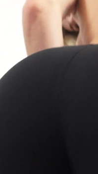 Bujny Tyłek Shaking i POV Twarz Siedzenie w Czarnych Leggins i Shiny Spandex Leggins Bei Big Butt Amazone Amanda.