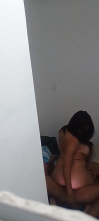Il mio maritino cornuto filma dalle finestre come il suo amico mi scopa