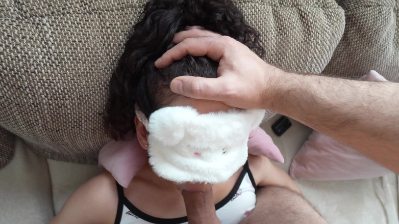 LittlePinky140: Üvey baba ağzımı seviyor ve suyunu ağzıma fışkırtıyor