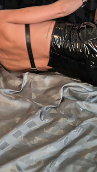 Lady Méduse, Dans Un Harnais De Chaîne En Cuir, Fait La Démonstration Des Nouveaux Instruments
