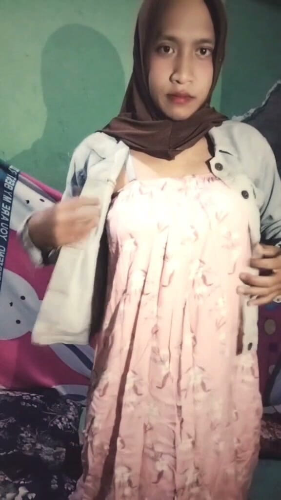 Deboy Candy: Un bellissimo hijab che si masturba da solo