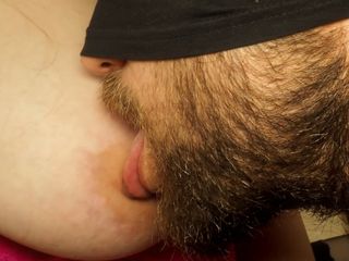 BustyVic: Hij streelt en zuigt mijn enorme tieten