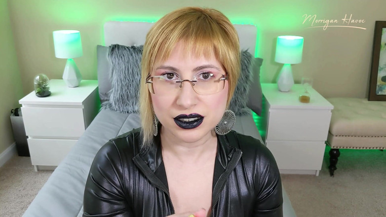 Morrigan Havoc: Putting On Black Lipstick