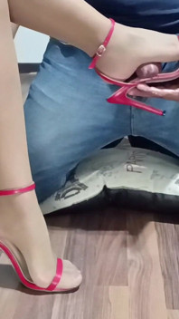 Footjob, podpatek a šťastný výstřik ano!