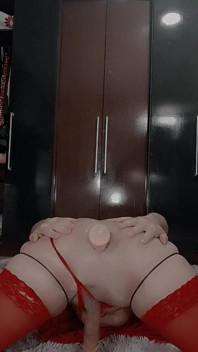 大胸部和屁股的Sozy Crossdresser