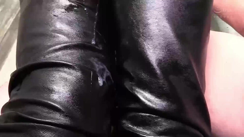 EAGLE Global: Das ultimative oberschenkel-scooping mit weißem sperma aus schwarzer lederhose 2