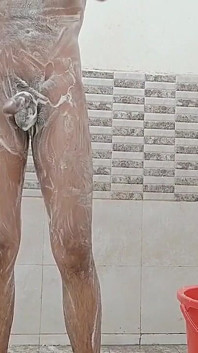 Von meiner nachbarin Bhabhi beim nackten Baden in open hall erwischt.