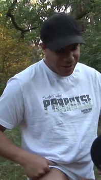 Красивая красотка-брюнетка помогает своему мужчине для секса на улице