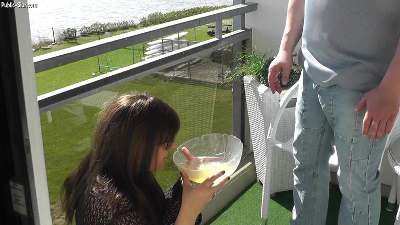 Piss Drinking Wife: Pipì troia per tre ragazzi nell'appartamento in vacanza