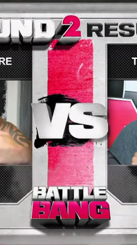 Malá blonďatá teenagerka dostane výstřik na obličej do ringu