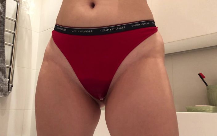 Booty ass x: लाल पैंटीज के माध्यम से मूतना