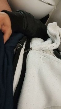 Juego sucio en el baño, medias y pies