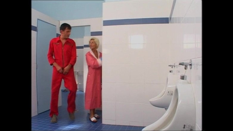 Purzel Official: Old Woman Takes It in the Ass in the Bathroom