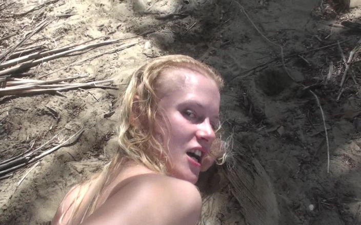 Blondehexe: Fucked on the Beach