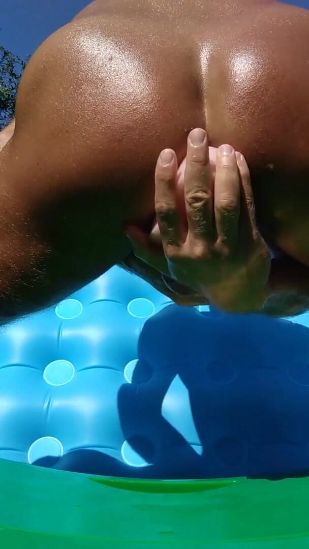 Latex Toys: Jouer avec un gros gode