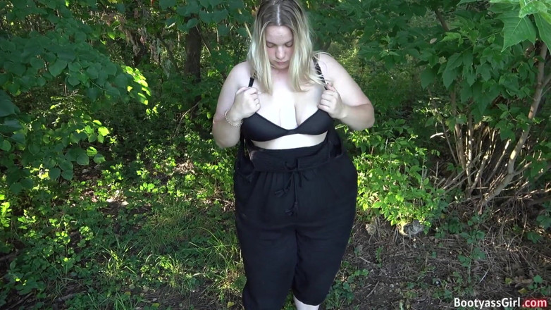 Bootyass Girl: Sehr sexy mollige blondine fickt im wald