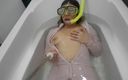 Larisa Cum: 我穿着米色紧身衣和口罩，在浴缸里玩水！