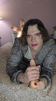 Niebinary femboy wykonuje trening gardła podczas pozy