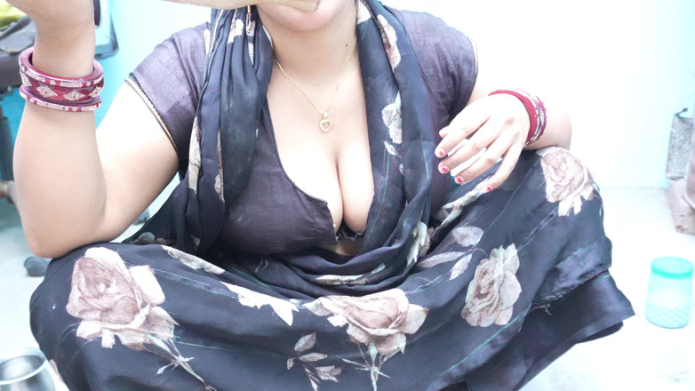 Neha bhabhi0832: While Cooking, Bhabhi Showed Her Ass to Her Brother-in-law.