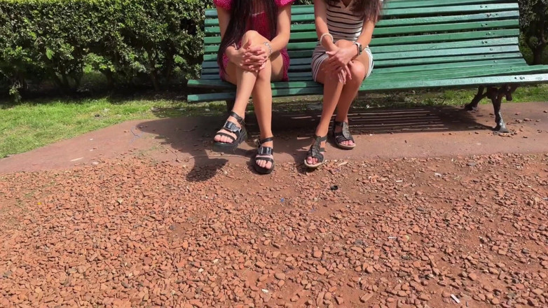 Katty West: Estudantes mulheres seduzem caras em um parque público e tiram...