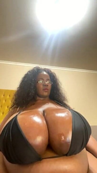 Negresă mare și frumoasă cu striptease și venerare de cur