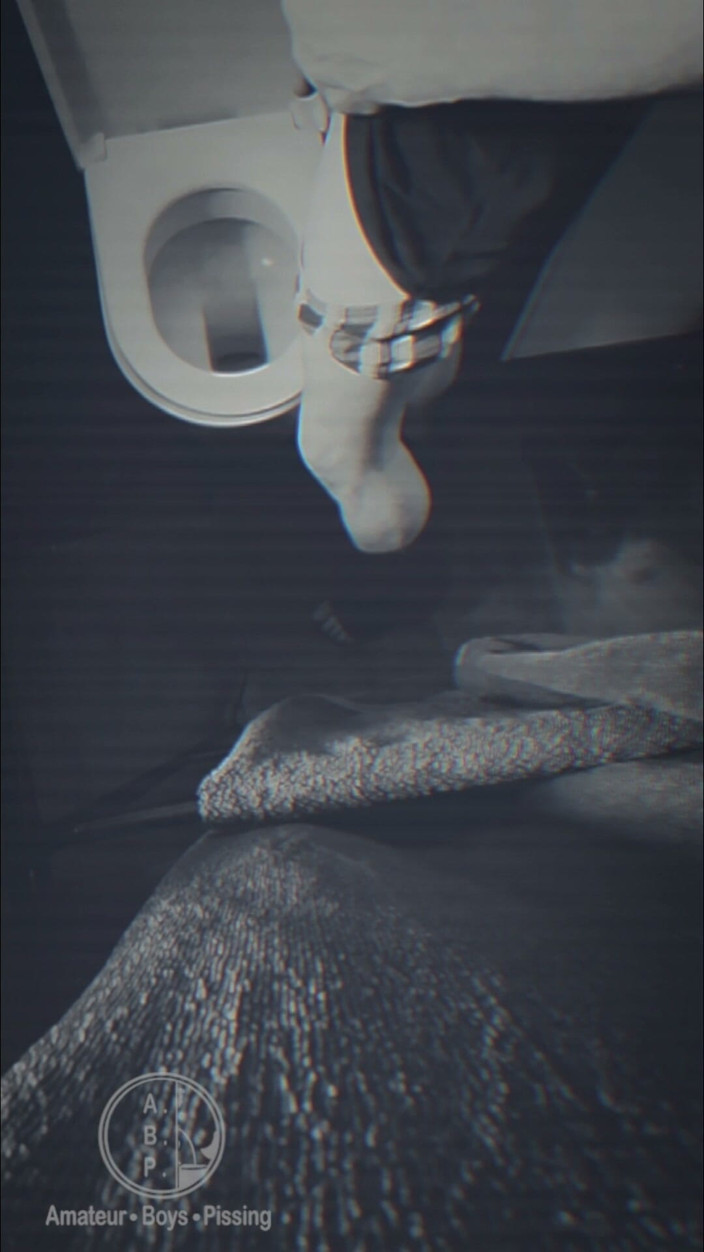 AmateurBoysPissing: Flatmate Caught Peeing on Night Vision Cam