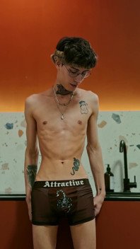 Twink se baví ve studiové kuchyni