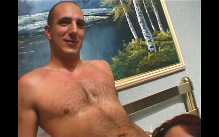 NASTY AMATEUR - Pornstar for a day: Sexy hete rondborstige milf kont geneukt en ondergespoten in de...