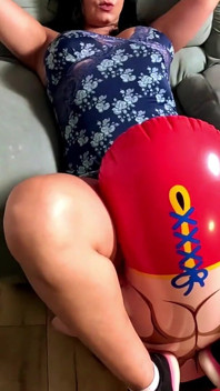 Aufblasbare wrestlerin spielt mit sperma. Dirtytalk, doggystyle und spermalecken