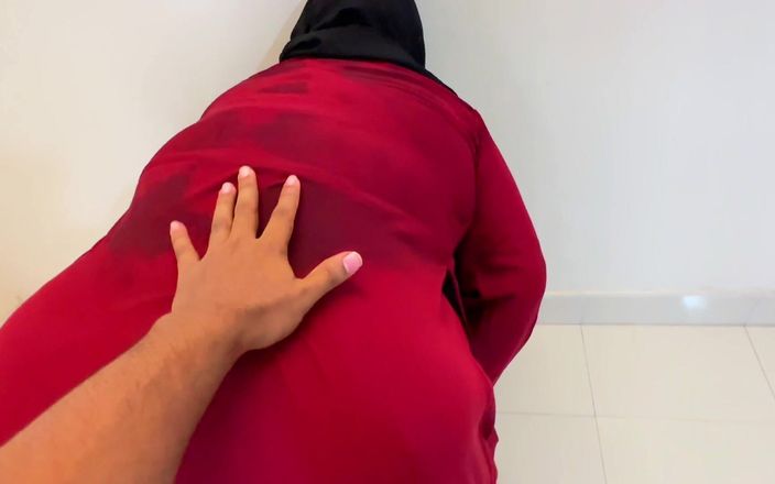 Aria Mia: 操一个穿着红色 Burqa 和头巾的微胖穆斯林岳母