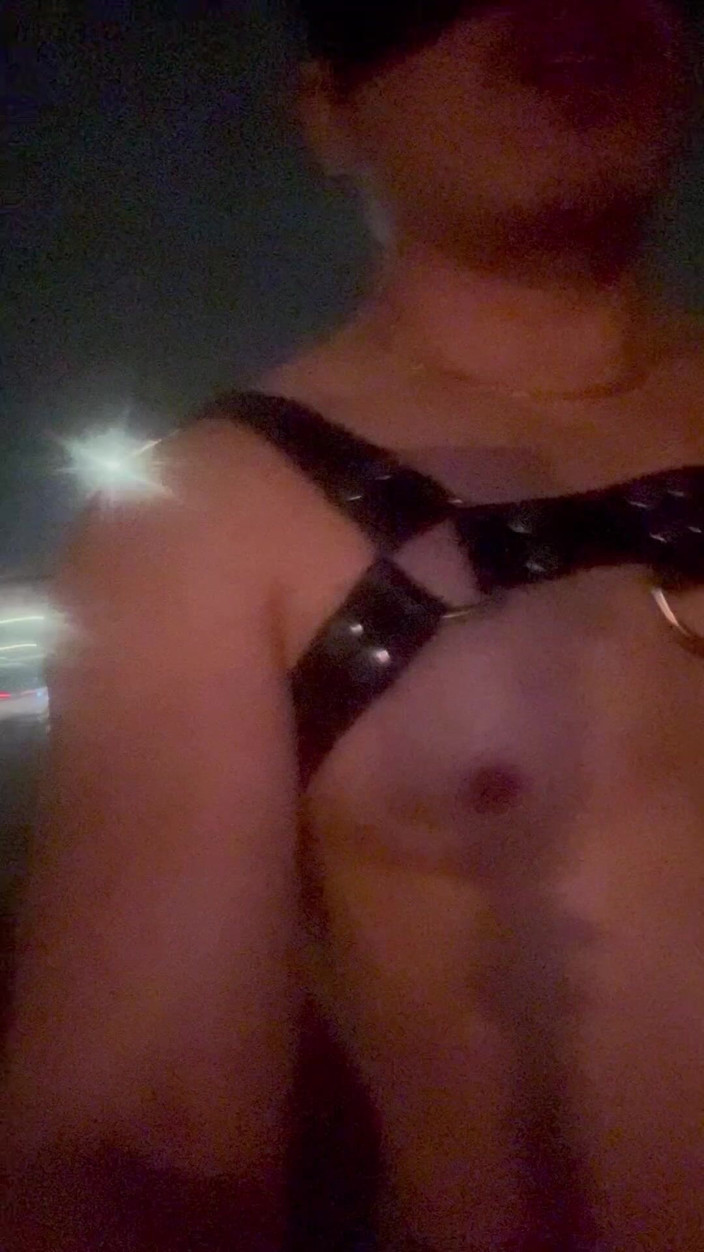 Barenakedmuscles: Un étalon asiatique musclé et nu possède les rues nocturnes avec...