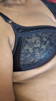 Puremature Asyalı orta yaşlı seksi kadın yalnız hissediyor