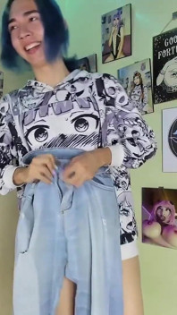 Sissy boy modelando sus jeans favoritos livecam