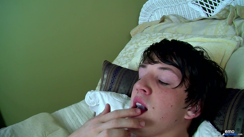 Homo Emo: 솔로 먹는 걸레 십대 정액!