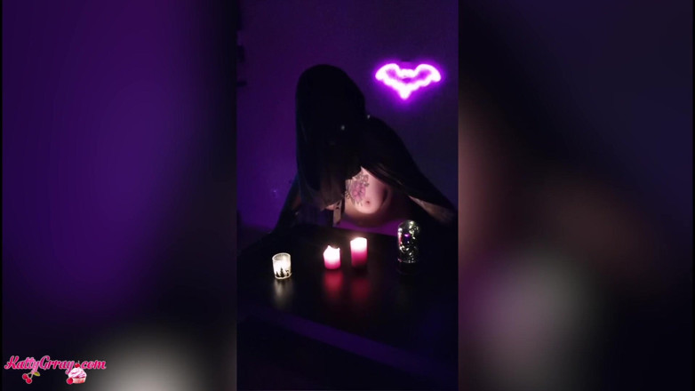 Katty Grray: Zamaskowana ślicznotka masturbuje się w halloweenową noc
