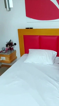 Foot gagging - la ragazza si strozza su alcuni bellissimi piedi