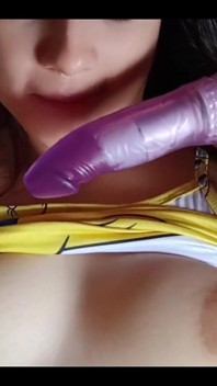 Gadis sange ini lagi asik ngentot memeknya pakai dildo ukuran XL