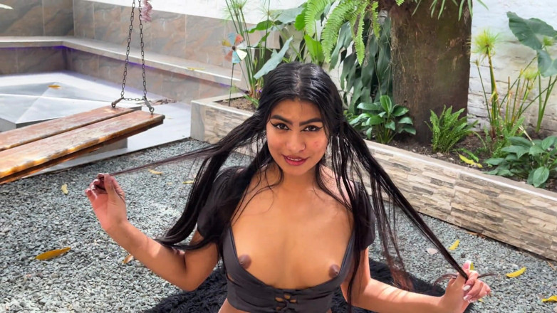 LissaWiild: Latina seksi bermain di halaman rumahnya