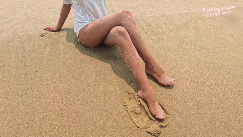 Shiny teens: 868 Ciorapi umezi lucioase nud pe plajă